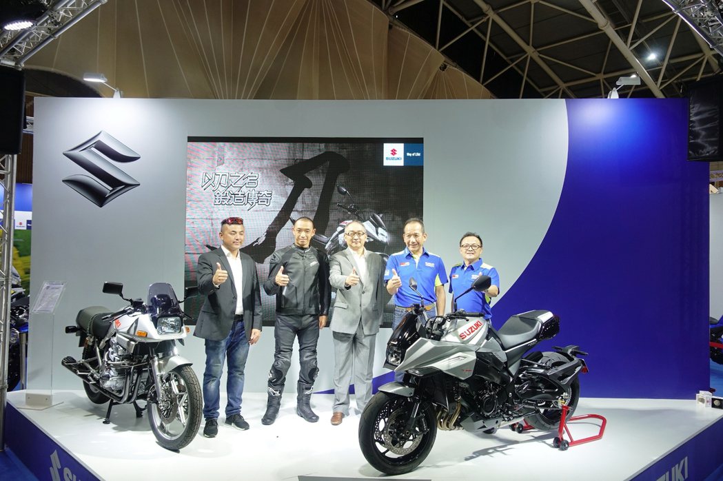 台鈴Suzuki GSX-S1000S 刀發表會，MotoGP主播陳閔、青木宣篤選手、黃教信董事長、岡崎淳總經理與林進賢部長。 圖／台鈴Suzuki提供