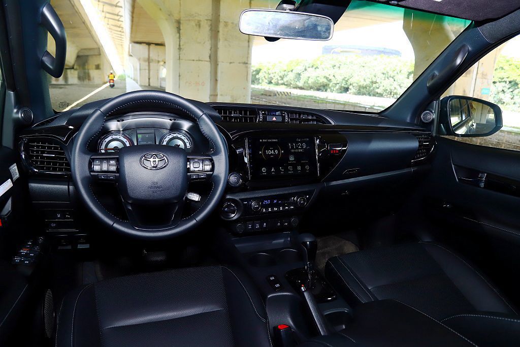 Toyota Hilux內裝各項調控單元方面順手且直覺化也是此車的特色之一。 記...