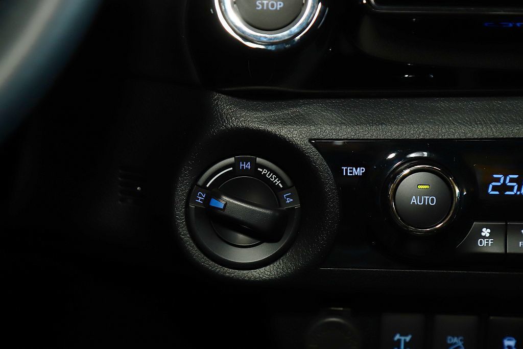 Toyota Hilux採用最簡化的傳動系統旋鈕調整模式，若駕駛已經具備基本越野...