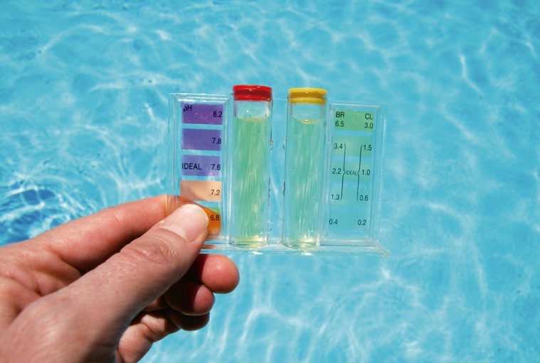 夏天戲水游泳人潮多，游泳池水有「氯」消毒，雖能消滅細菌，但也可能對人體造成某些傷...