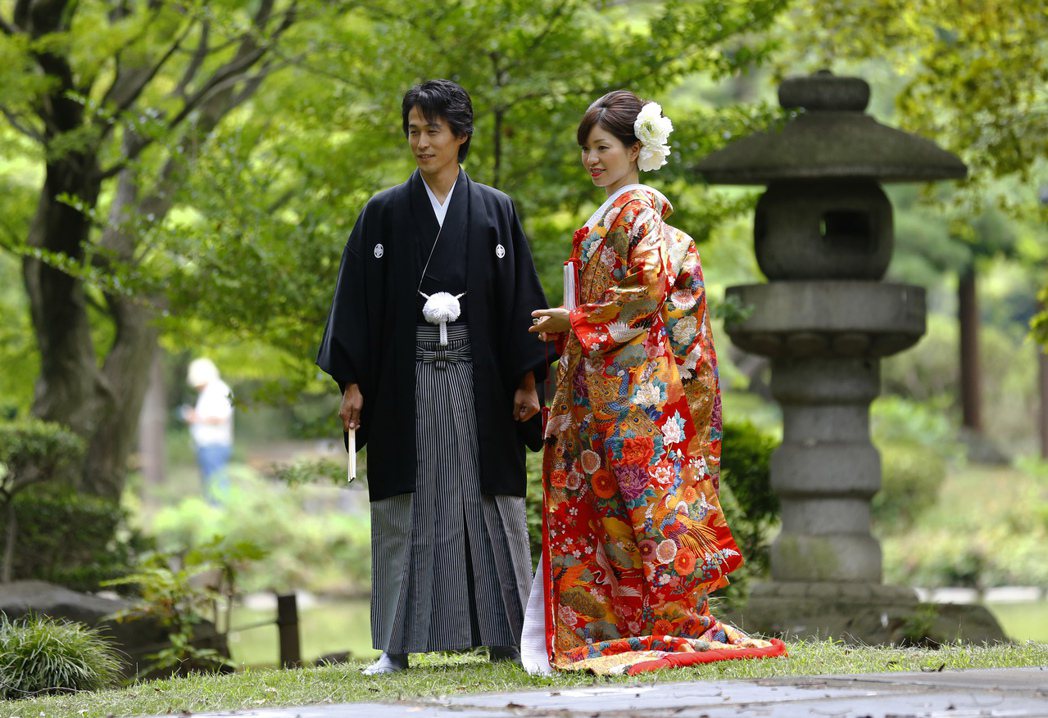 日本法律規定夫妻婚後必須同姓，而有高達9成6女性改姓夫姓。 （美聯社）