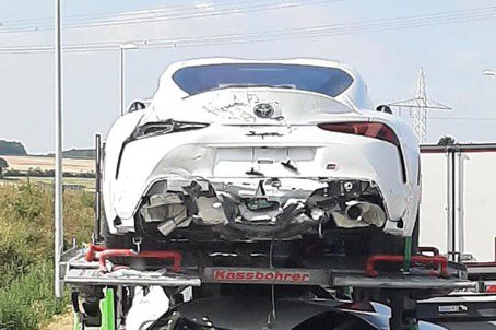 好慘的全新Toyota Supra　竟在拖車上被撞毀！
