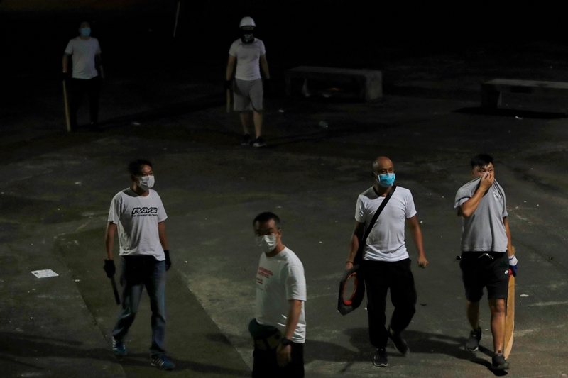 7月21日示威遊行後，元朗地鐵外發現身穿白衣的大批幫派份子。 圖／路透社