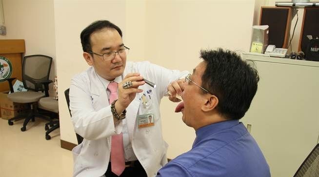 安南醫院耳鼻喉科醫師邱怡喬提醒嚼食檳榔可能引發口腔癌。圖／安南醫院提供