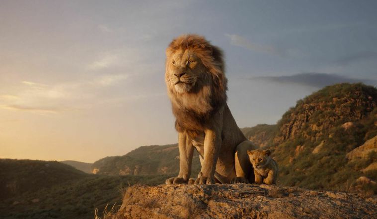 「獅子王」電影中的獅王木法沙和幼獅辛巴。 （美聯社）