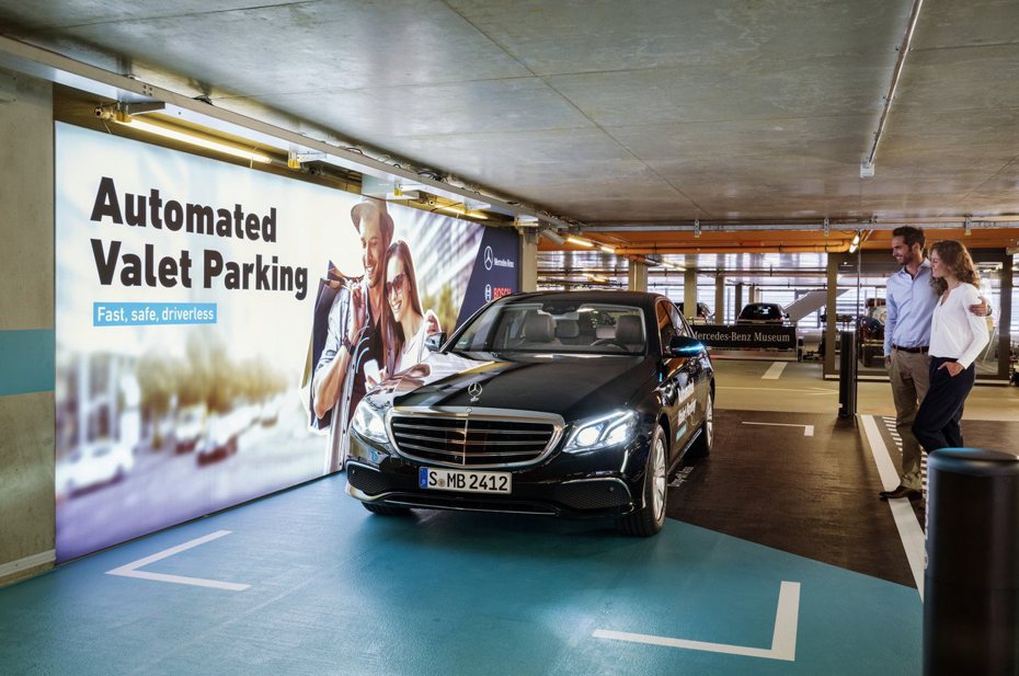 入停車場的泊車區下車後，即可使用手機App啟動自動停車系統。 摘自Mercedes