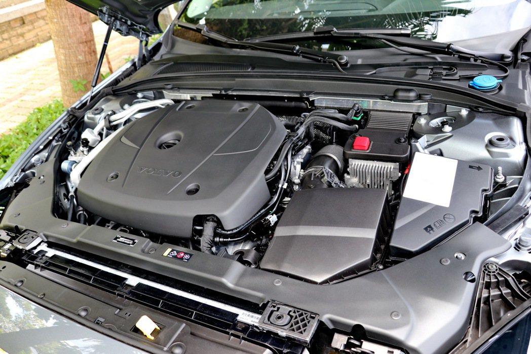 入門車型T4 Momentum搭載2.0升缸內直噴渦輪增壓引擎，擁有190hp/...