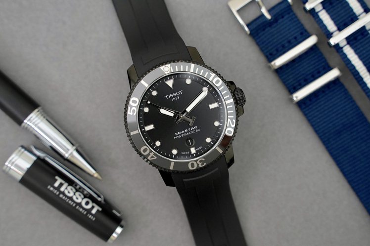 從7月25日起至8月25日止，只要在期間內至寶島鐘表購買Seastar 1000系列自動上鍊腕表，即可獲得獨家藍芽隨身揚聲器一個。圖／TISSOT提供