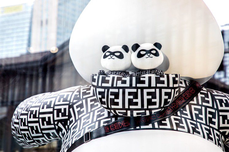 大型熊貓裝置藝術品「芬弟弟」的帽兜裡還有兩隻小型芬弟弟。圖／FENDI提供