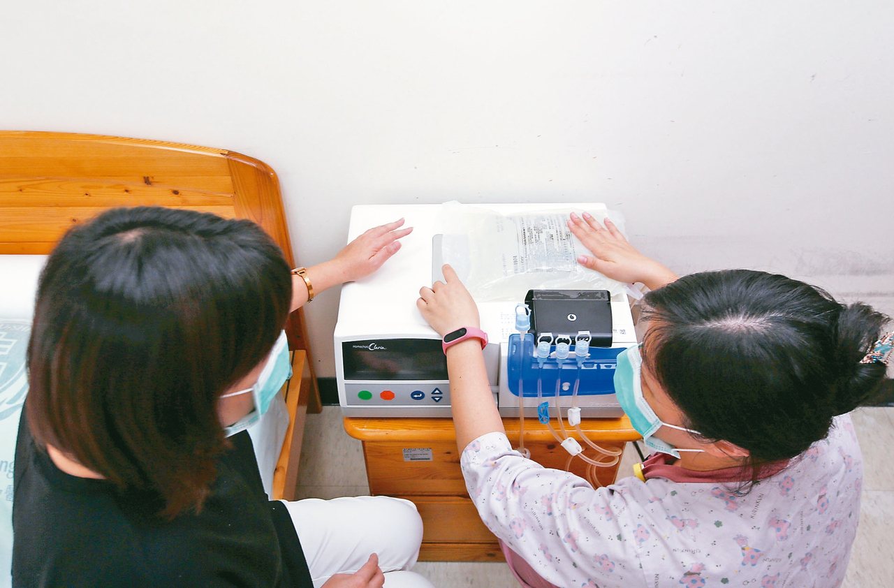 腹膜透析讓洗腎病患在家自行洗腎，兼顧生活方便性。<br />記者鄭超文／攝影