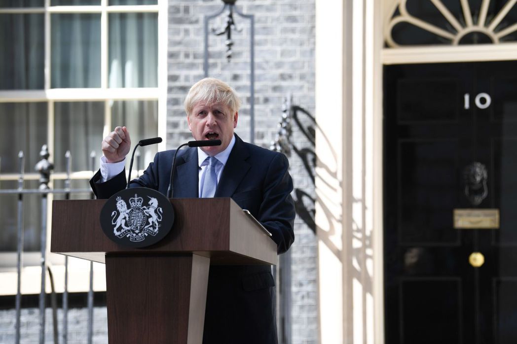 英國首相強生24日在唐寧街10號首相官邸前發表就任演說。 （法新社）