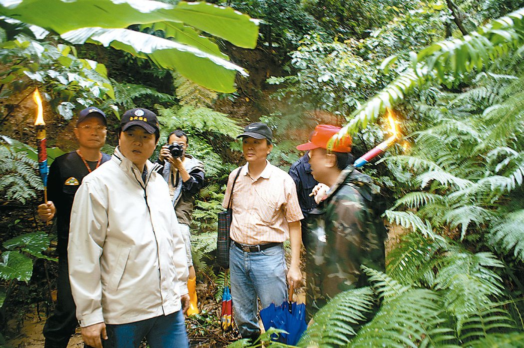 2007年當時台北縣林口山區傳出老虎出沒，時任縣長周錫瑋（左二）帶領40多名員警...
