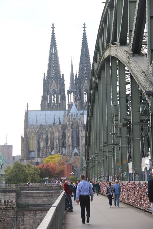 位於科隆大教堂旁的霍亨索倫橋 ( Hohenzollern Bridge)