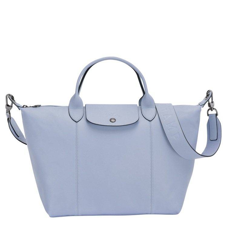 Le Pliage Cuir雲藍色中型手提包，售價23,200元。圖／LONGCHAMP提供