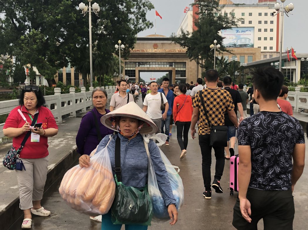 大陸與越南邊境的東興口岸上，每天都有許多越南婦人扛著法國麵包到廣西東興市販賣「法...