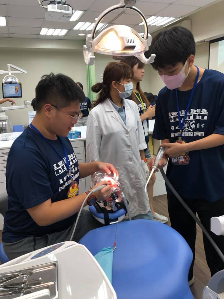 牙醫培育營體驗清牙、印模 基隆高中生：想當牙醫師了