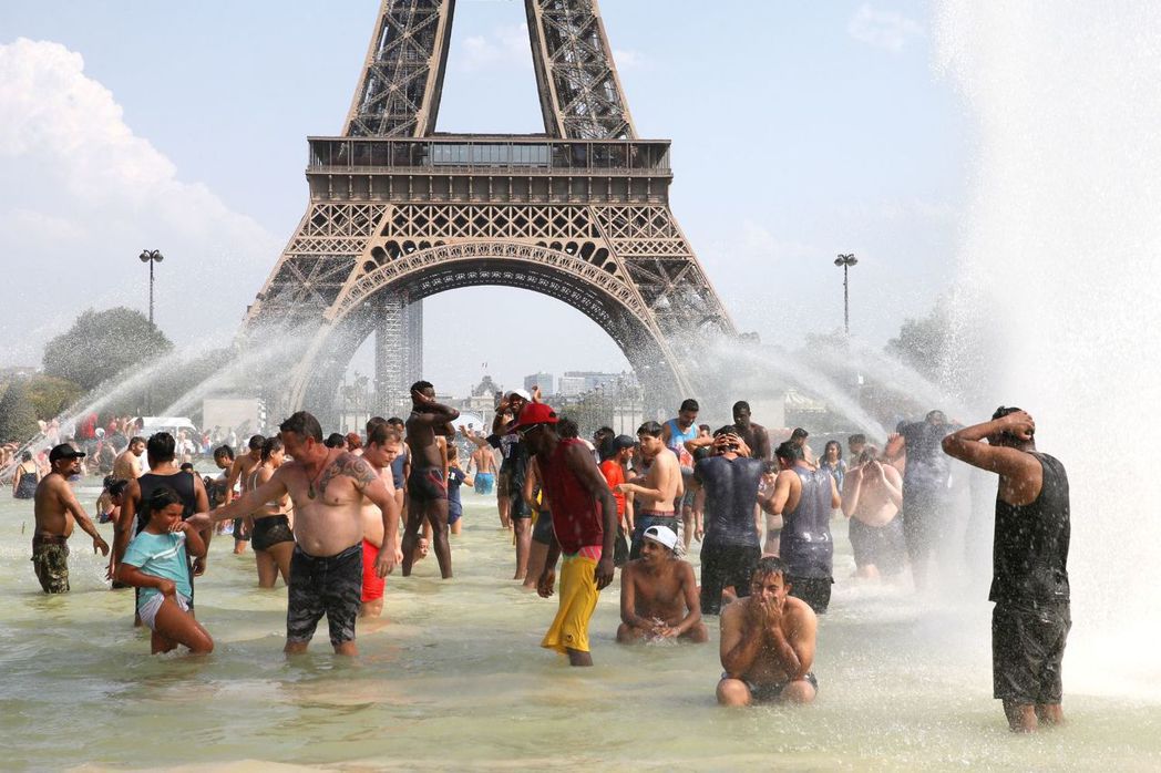 法國巴黎25日氣溫達到攝氏42度，創下最高溫紀錄。（路透）