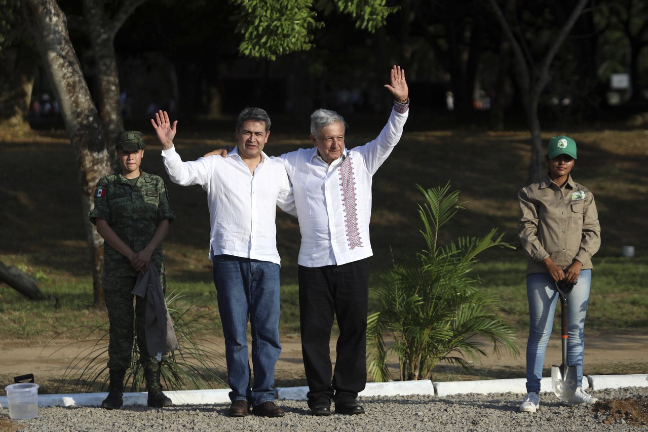 墨西哥總統羅培茲歐布拉多（右）與宏都拉斯總統葉南德茲（左）會談，承諾雙方致力促進...