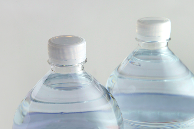 這些瓶裝水，是怎麼製成的呢？一瓶看似透明純淨的水，真能有奇效？ 圖／ingima...