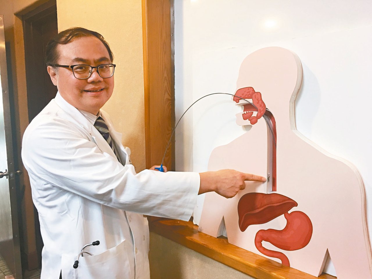 北榮內視鏡診斷暨治療中心主任盧俊良介紹胃酸逆流檢測方法，透過無線膠囊傳輸量測數據。<br />記者鄧桂芬／攝影