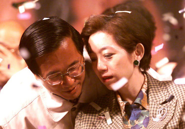 2000年陳水扁（左）當選總統時，與妻子吳淑珍同台慶祝。 圖／聯合報系資料照片