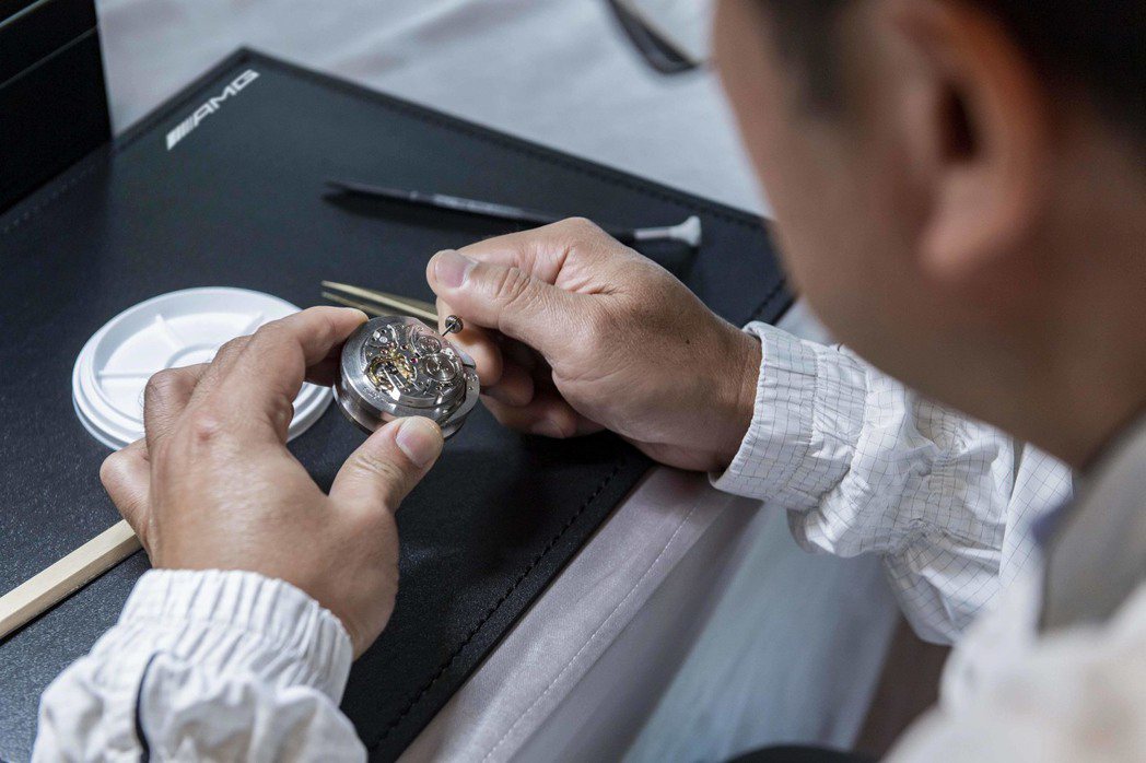 精密腕錶組裝的每一個環節都馬虎不得，貴賓在瑞士原廠製錶師的帶領下，使用精密工具來...