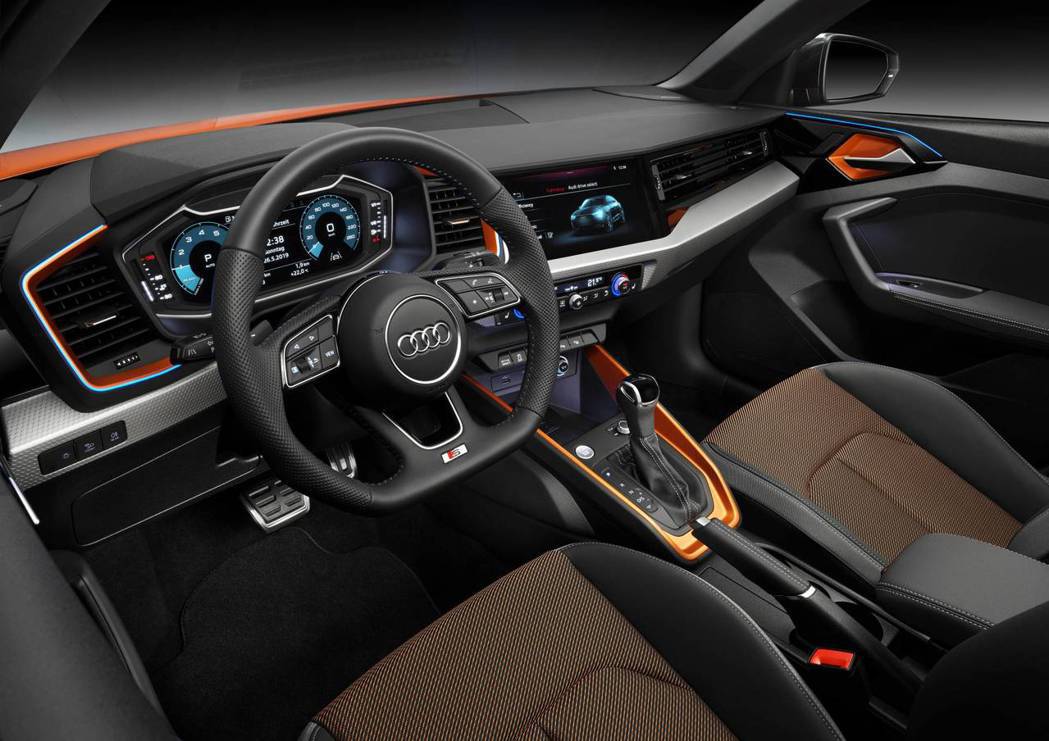 內裝方面與A1完全相同，標配10.25吋Audi Virtual Cockpit...