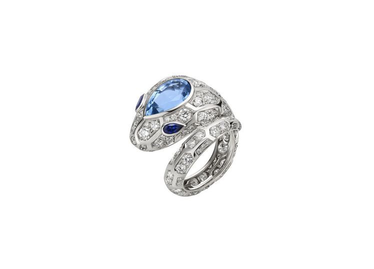 寶格麗Serpenti系列頂級海水藍寶戒指，主石約2.84克拉，搭配兩顆梨型切割藍寶石，價格店洽。圖／BVLGARI提供