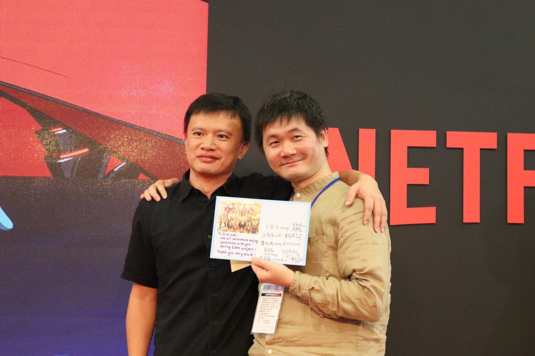 動畫導演的入江泰浩（右）接受西基動畫導演彭喜浩（左）來自西基動畫團隊的感謝卡片