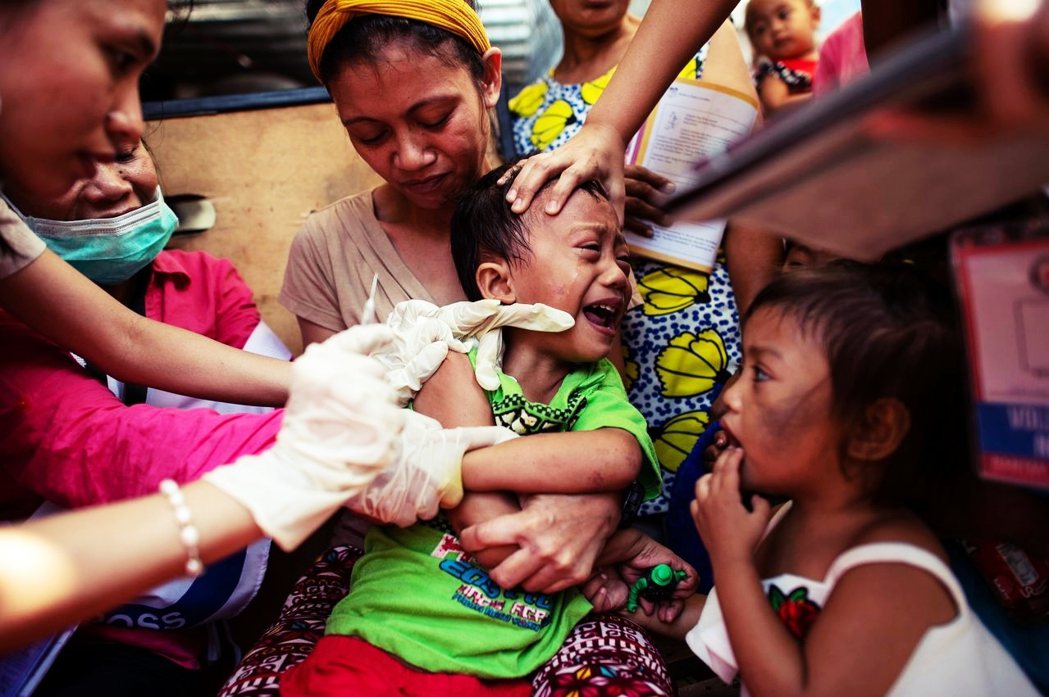 今年二月，麻疹爆發，許多孩童正接踵麻疹疫苗。但因為登革熱疫苗的風波，許多家長不讓...