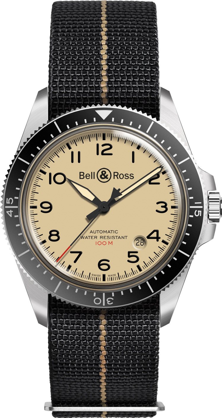 Bell & Ross VINTAGE BR V2 Military Beige自動三針腕表搭配彈性編織表帶，97,300元。圖／柏萊士提供