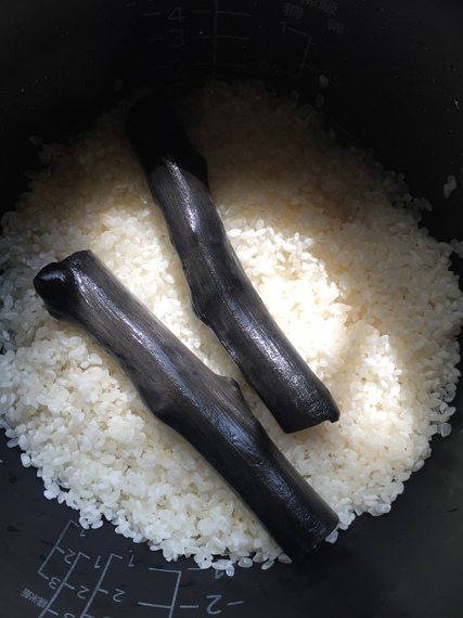 備長炭的遠紅外線讓米飯均勻受熱，且有更好的保溫效果。 圖╱朱慧芳
