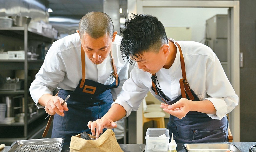 黃以倫(右)在江振誠身上學到不同的主廚定義。 圖／RAW提供