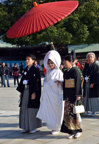 愈來愈多的日本女性選擇不結婚，追求自由的生活。圖為在東京明治神宮舉行傳統婚禮儀式...