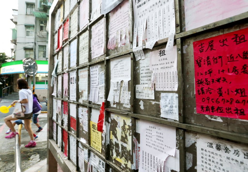 出租示意圖。圖為台北市住宅社區裏的招租廣告。記者屠惠剛／攝影