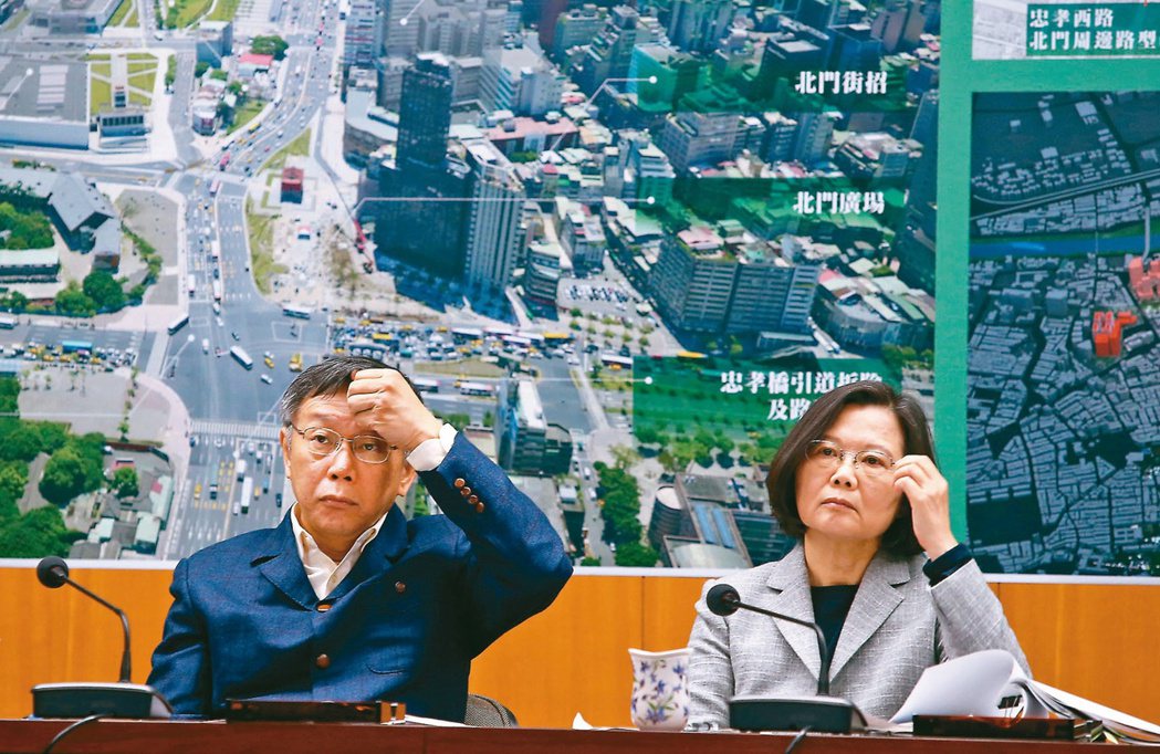 蔡英文總統（右）與台北市長柯文哲（左）去年在北門舉行「蔡柯會」，兩人面色都很凝重...