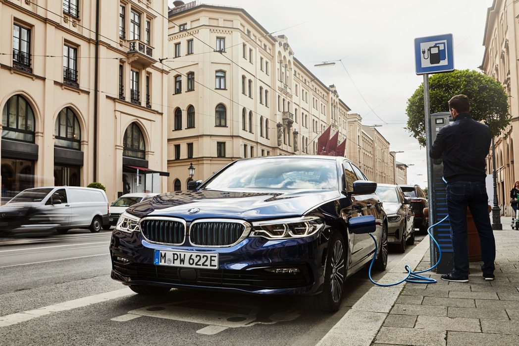 換上容量較大的鋰電池組，讓進化後的BMW 530e/530e xDrive續航力增加。 摘自BMW