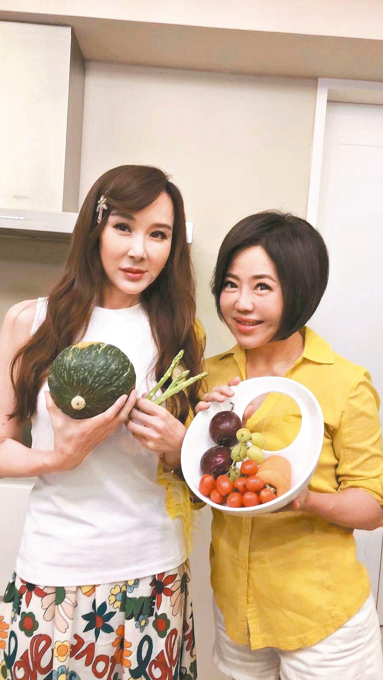 蕭薔(左)受邀上于美人的直播節目「失控廚房」。