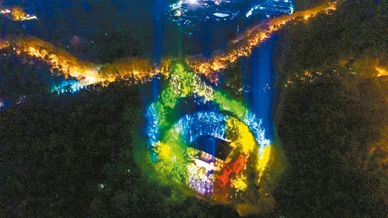 美齡宮七夕夜再次亮燈，被稱為是南京獨有的浪漫。 （澎湃新聞網）