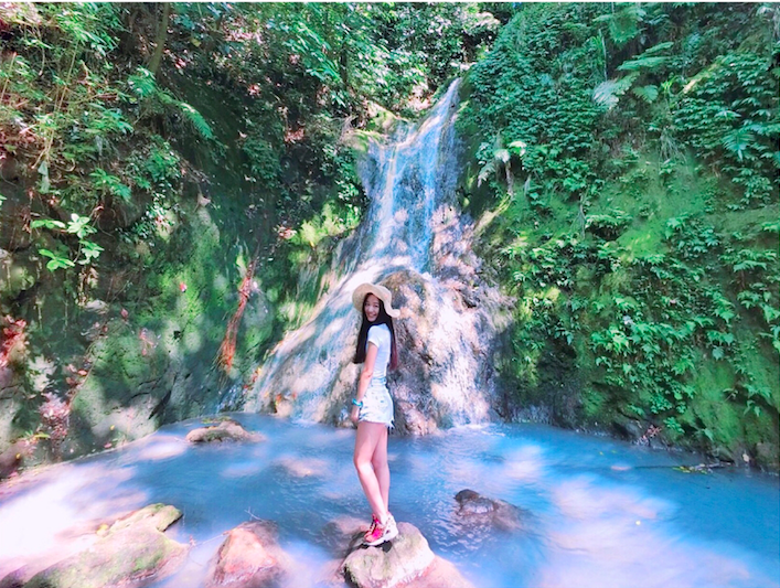 小隱潭瀑布經過陽光照射，乳白色澤溪瀑呈現「Tiffany藍」顏色，近期吸引不少網友打卡。圖／IG網友jyun791004授權