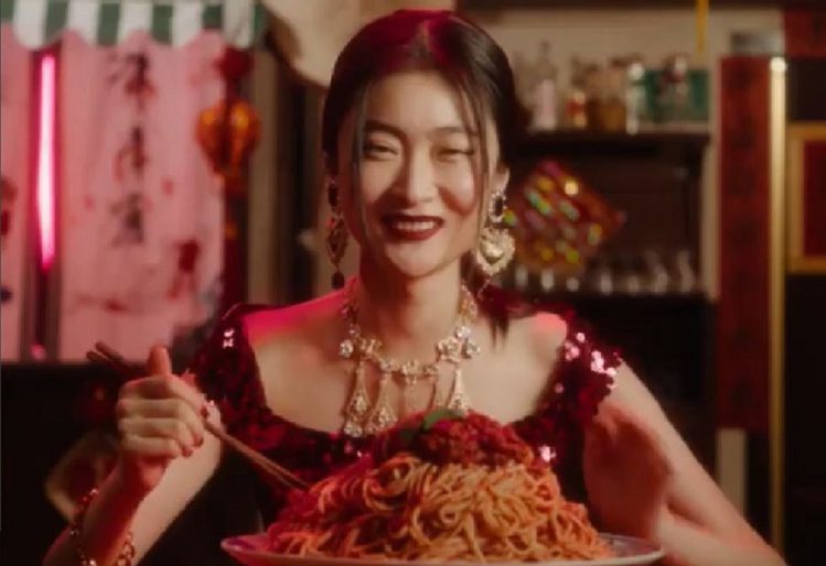 Dolce & Gabbana就曾推出一支被視為冒犯華人筷子文化的影片引...