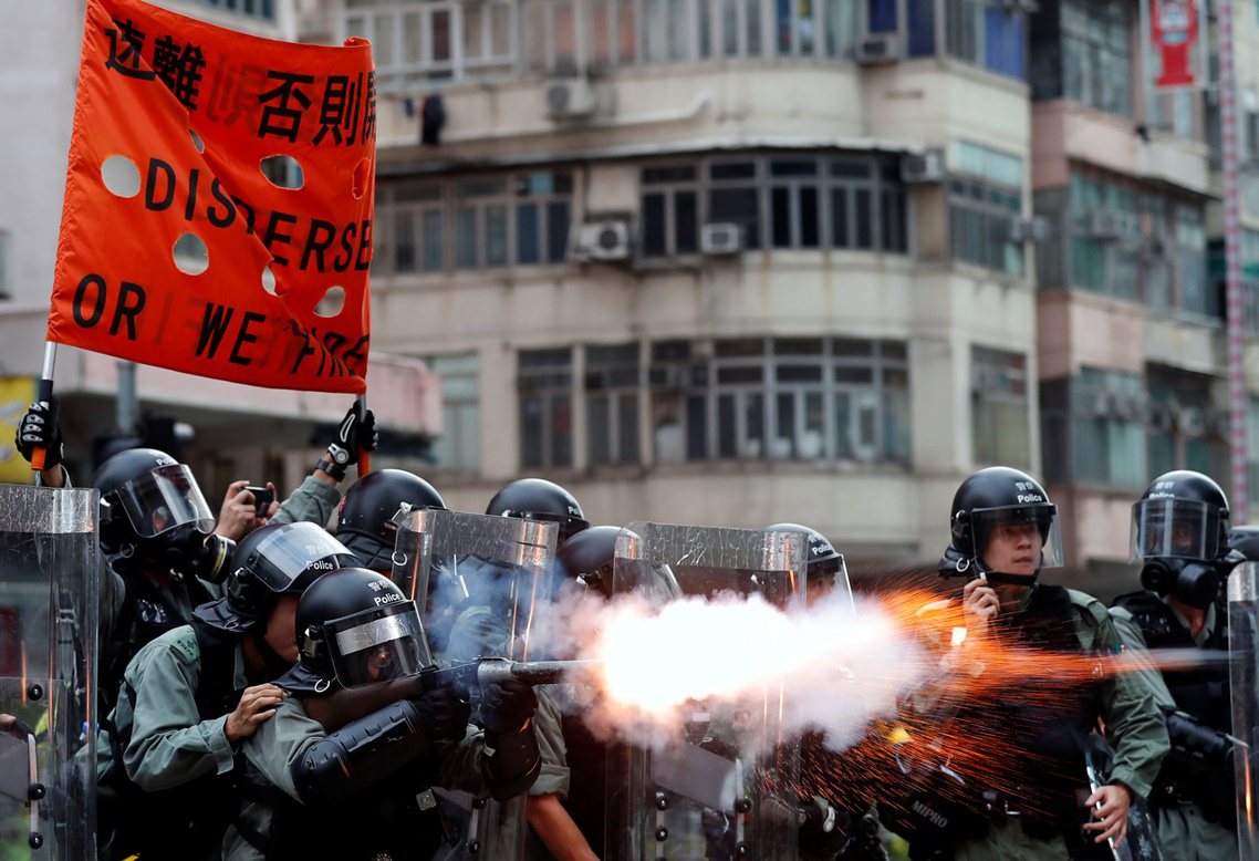 香港的「811反送中示威」，事前的遊行路權申請幾乎全遭駁回；面對特區政府的再三警...
