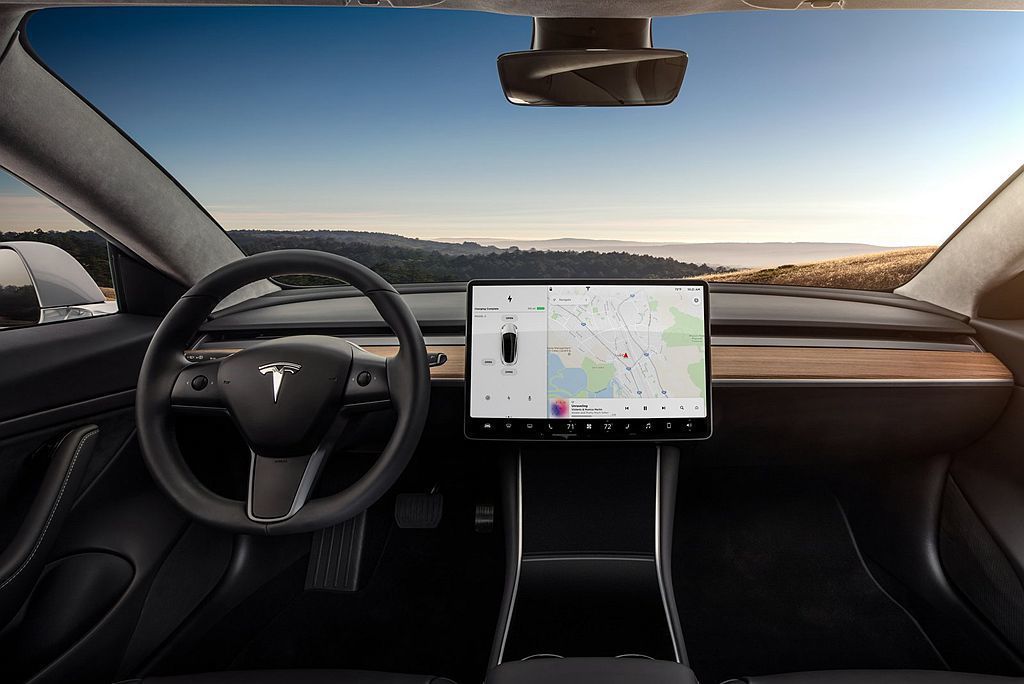 內裝以一具15吋中央觸控式螢幕，整合儀表、控台螢幕等功能，可查看車輛狀況並可調整...