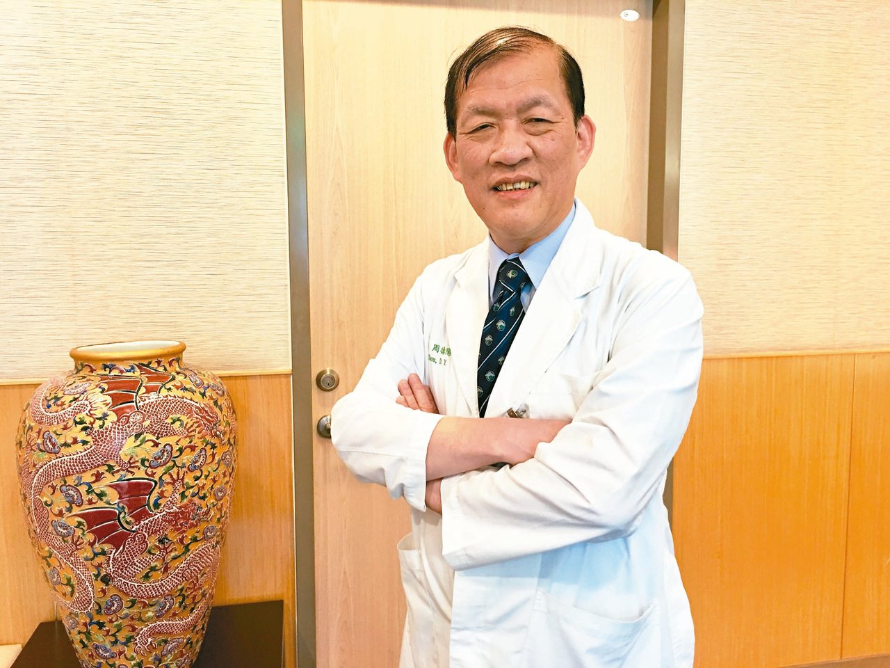 中國醫藥大學附設醫院院長周德陽說明細胞療法原理。<br />記者鄧桂芬╱攝影