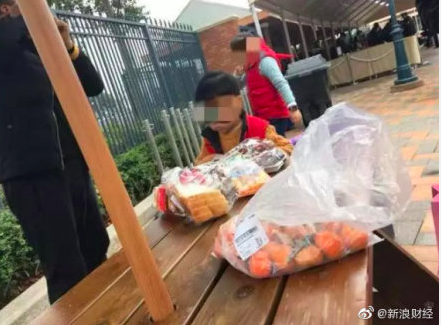 上海迪士尼禁帶外食，民眾只能「出園就餐」。 圖／翻攝自微博「新浪財經」