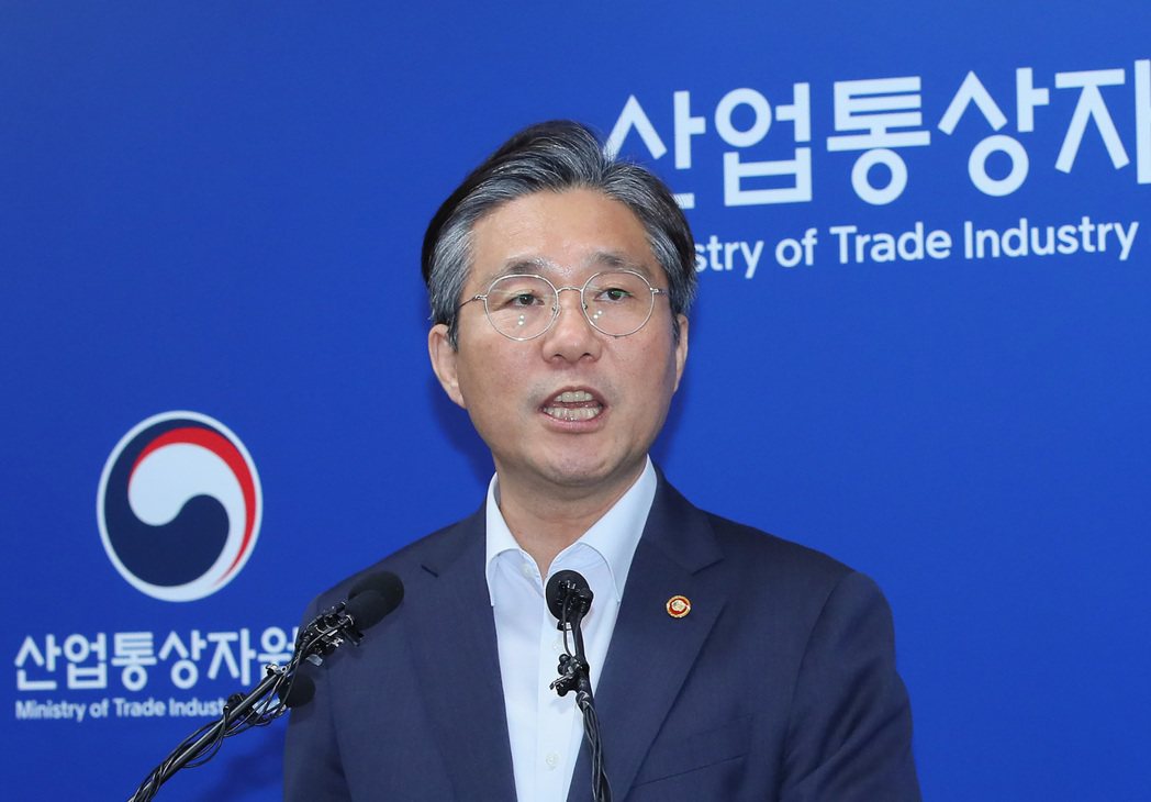 南韓產業通商資源部長官成允模12日表示，將日本移出貿易白名單。 （法新社）