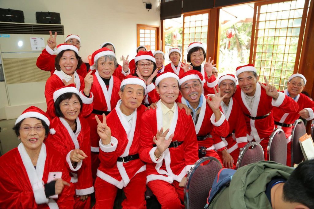 李爺爺參加聖誕老人培訓班與夥伴們的合影。 圖／台灣高齡化政策暨產業發展協會提供