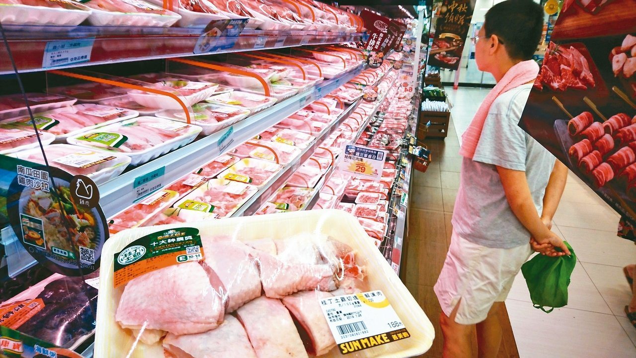 食藥署宣布近期將邀集超市、賣場、量販業者，討論生鮮、冷凍雞肉標示屠宰日期的試辦內容。圖／聯合報系資料照片