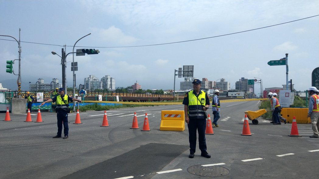 宜蘭橋13日上午封橋，警方在橋頭拉起警戒線，民眾紛紛到場見證歷史性的一刻。 記者...