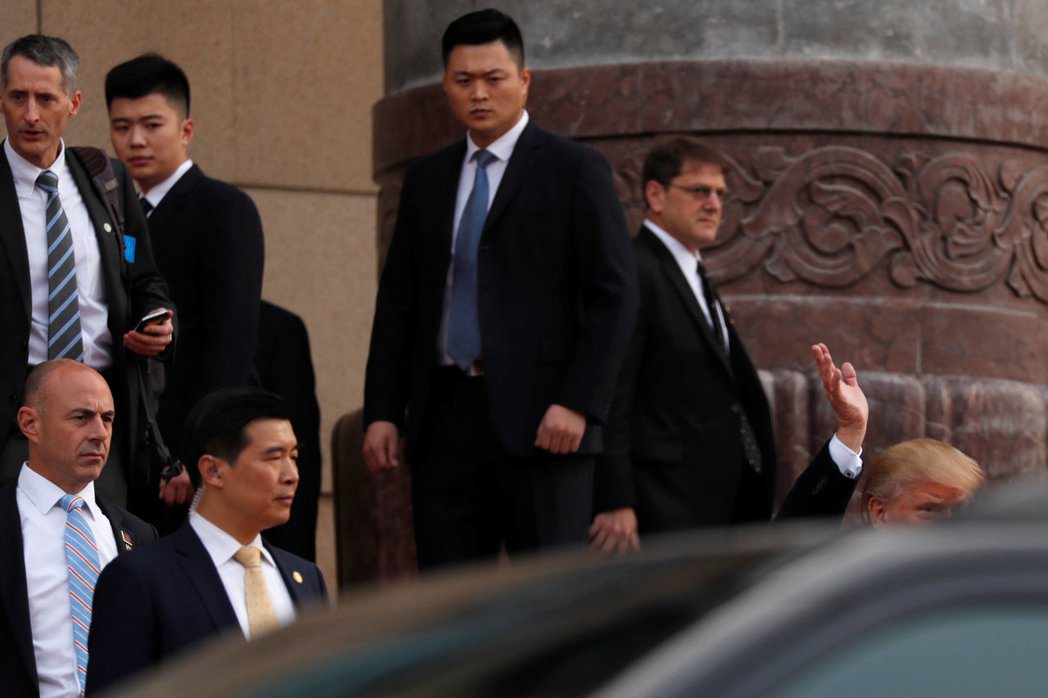 川普2017年訪問中國大陸時，對習近平身邊的隨行人員印象深刻。（路透）